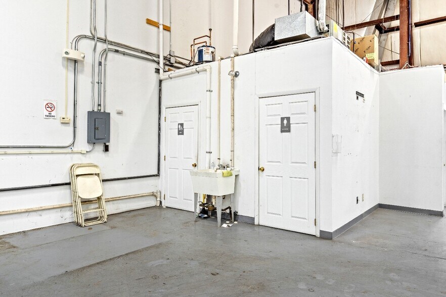 More Photos Of 3 Nami Ln, Hamilton Light Distribution For Lease