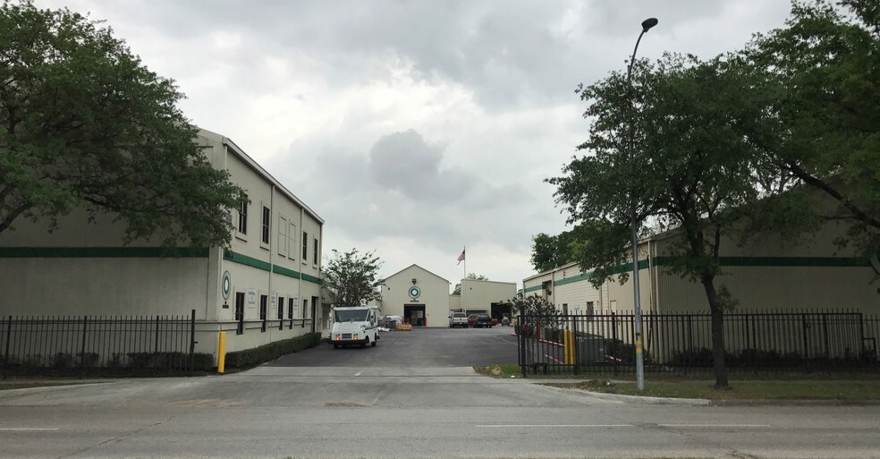 More Photos Of 4411 Navigation Blvd, Houston Warehouse For Sale