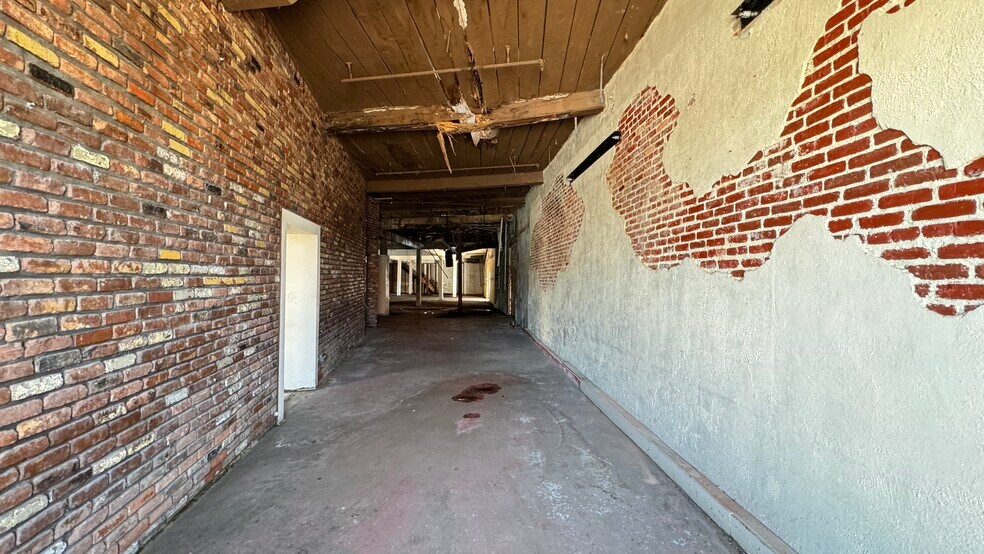 More Photos Of 13 N Broad St, Winder Office For Sale