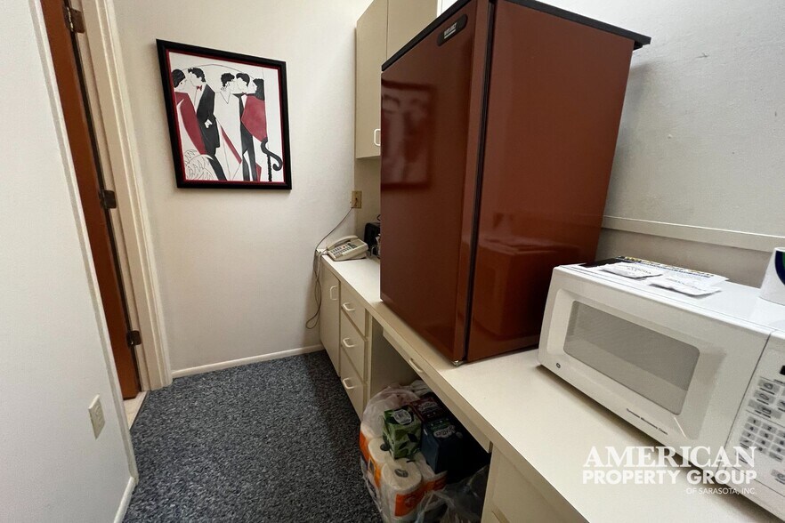 More Photos Of 101 San Marco Dr, Venice Medical For Sale