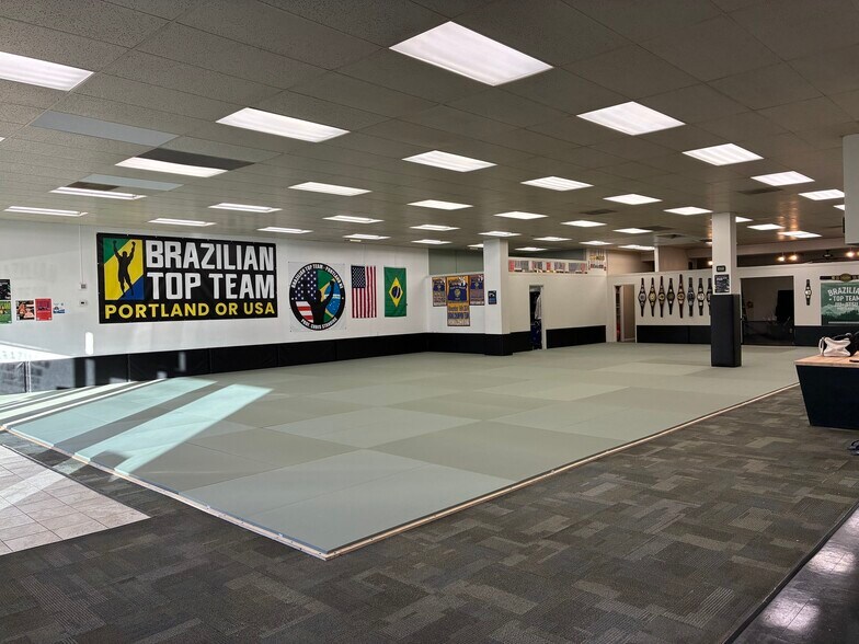 More Photos Of 700 NE 102nd Ave, Portland Office For Sale