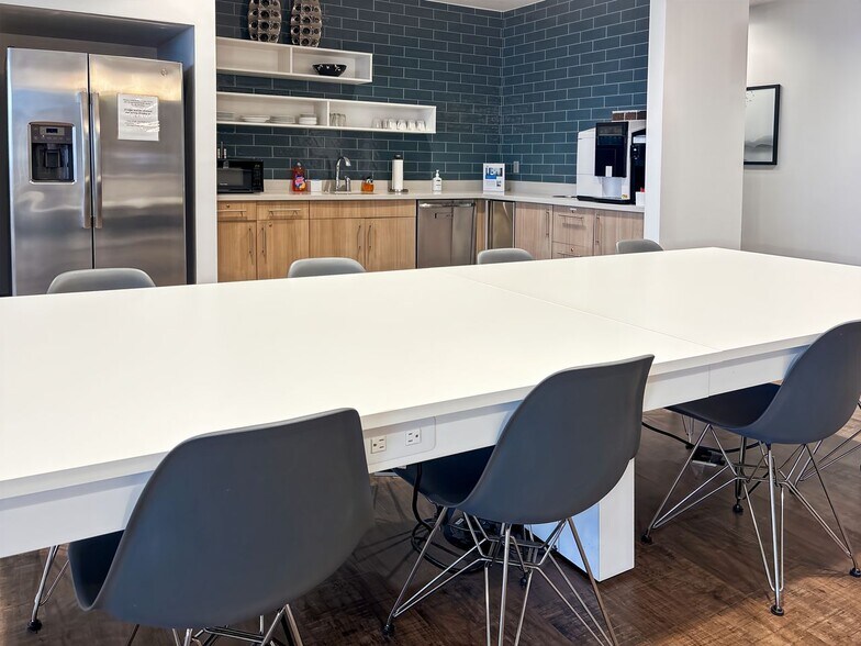 More Photos Of 400 Galleria Pky SE, Atlanta Coworking Space