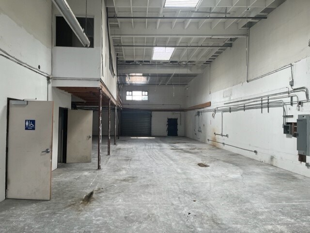 More Photos Of 1025 E 18th St, Los Angeles Warehouse For Lease