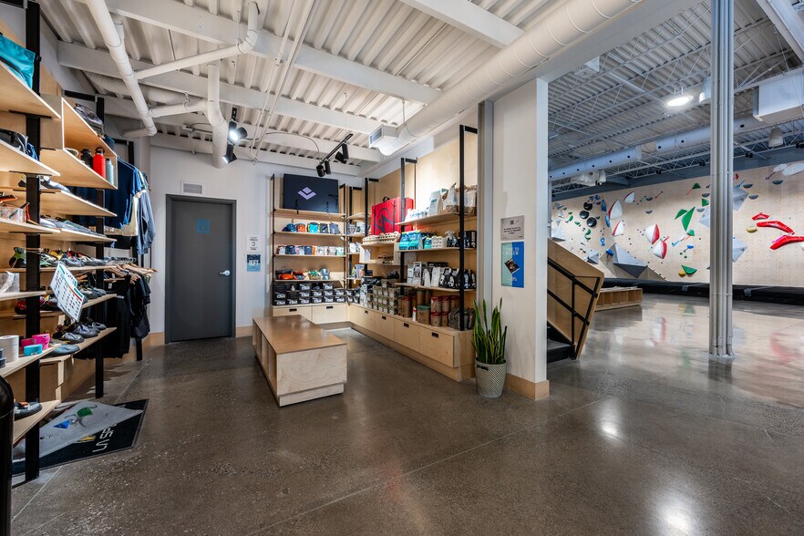 More Photos Of 5600 Av De Gaspé, Montréal Manufacturing For Sale