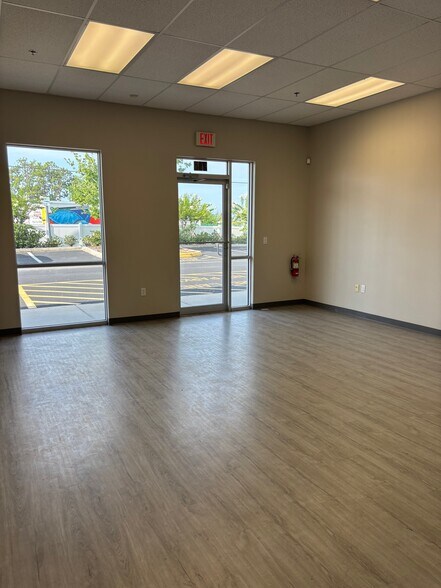 More Photos Of 8215 Narcoossee Park Dr, Orlando Showroom For Lease