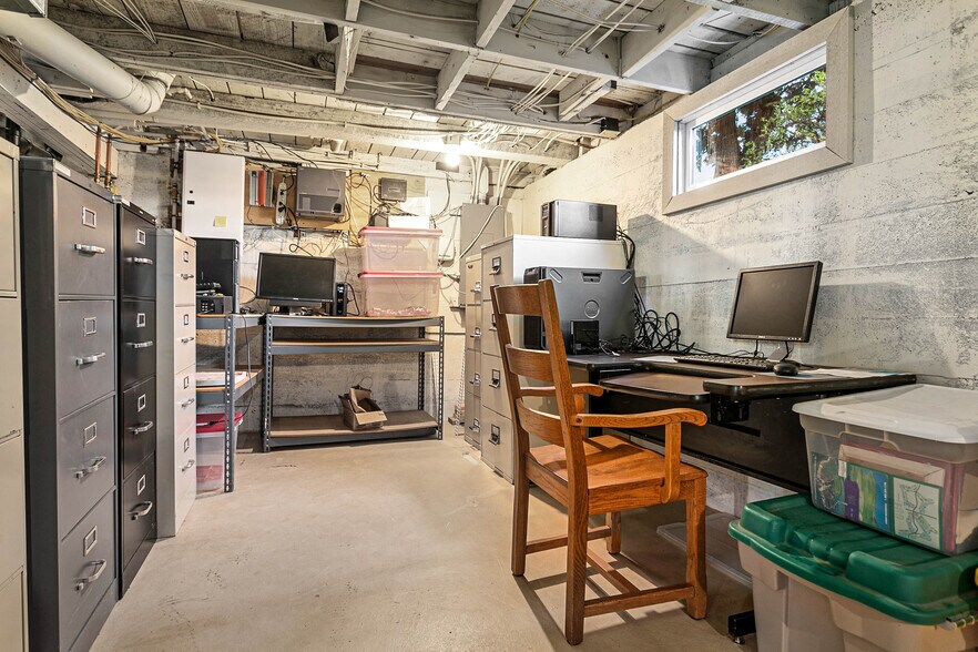 More Photos Of 709 Grover St, Lynden Office For Sale