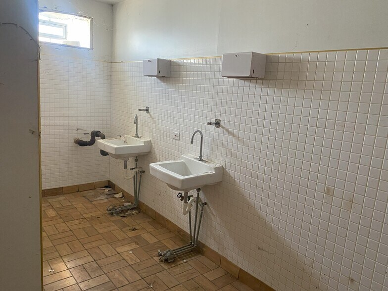 More Photos Of 5424-5428 25th St, Cicero Industrial For Sale