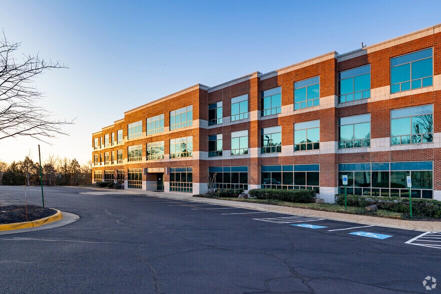 More Photos Of 21335 Signal Hill Plaza, Sterling Office For Lease