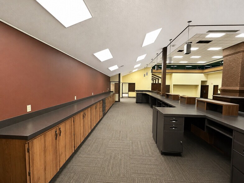 More Photos Of 1100 Spotsylvania St, New Athens Bank For Lease