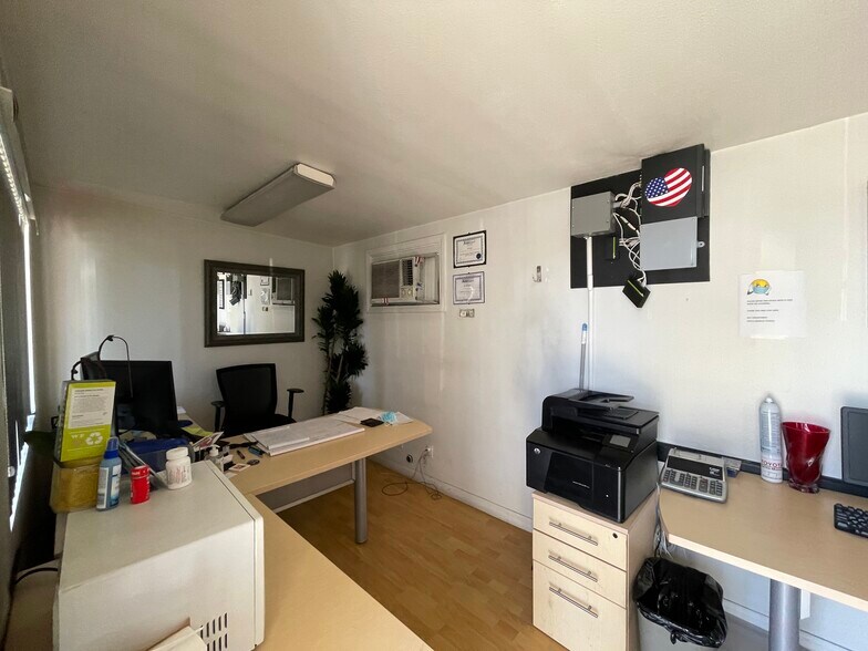 More Photos Of 825 Santa Monica Blvd, Santa Monica Land For Lease