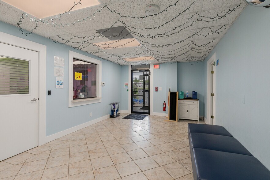 More Photos Of 500 W Daniels St, Ozark Office For Sale