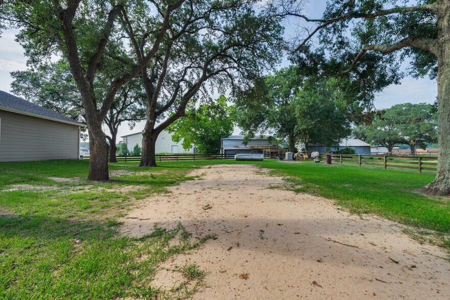 More Photos Of 16610 Mueschke Rd, Cypress Office Residential For Lease