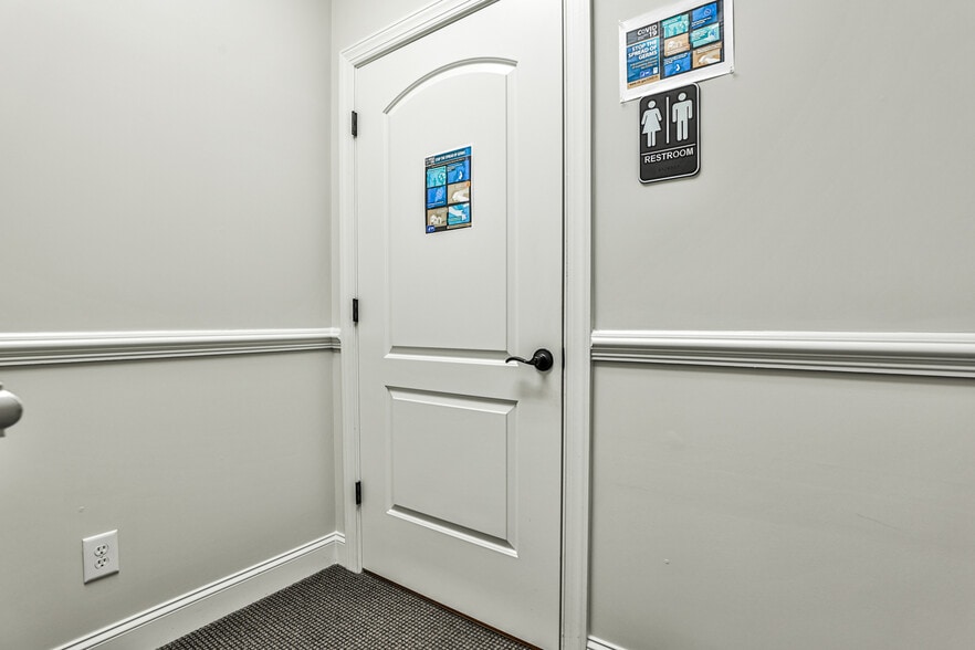 More Photos Of 1905 Woodstock Rd, Roswell Office For Lease