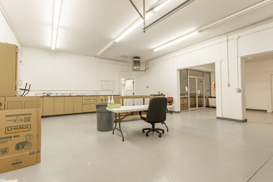 More Photos Of 219 & 303 W Chase st, Springfield Light Distribution For Lease