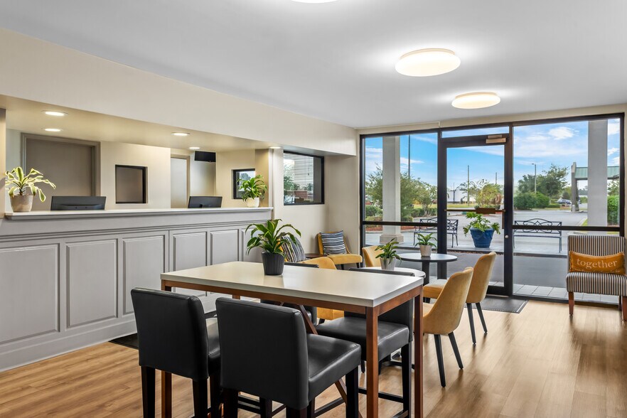 More Photos Of 1827 W Hill Ave, Valdosta Hotel For Sale