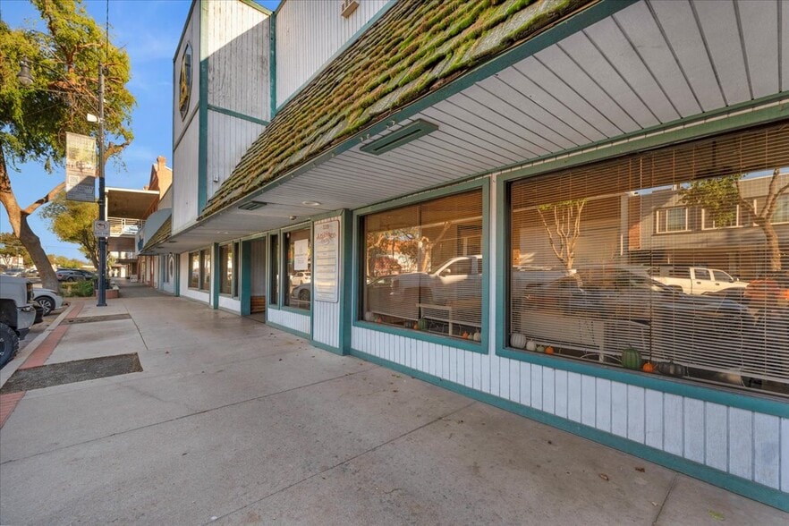 More Photos Of 339 W D St, Lemoore Storefront For Sale