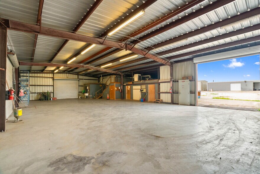 More Photos Of 2404 N US Highway 281, Alice Flex For Lease