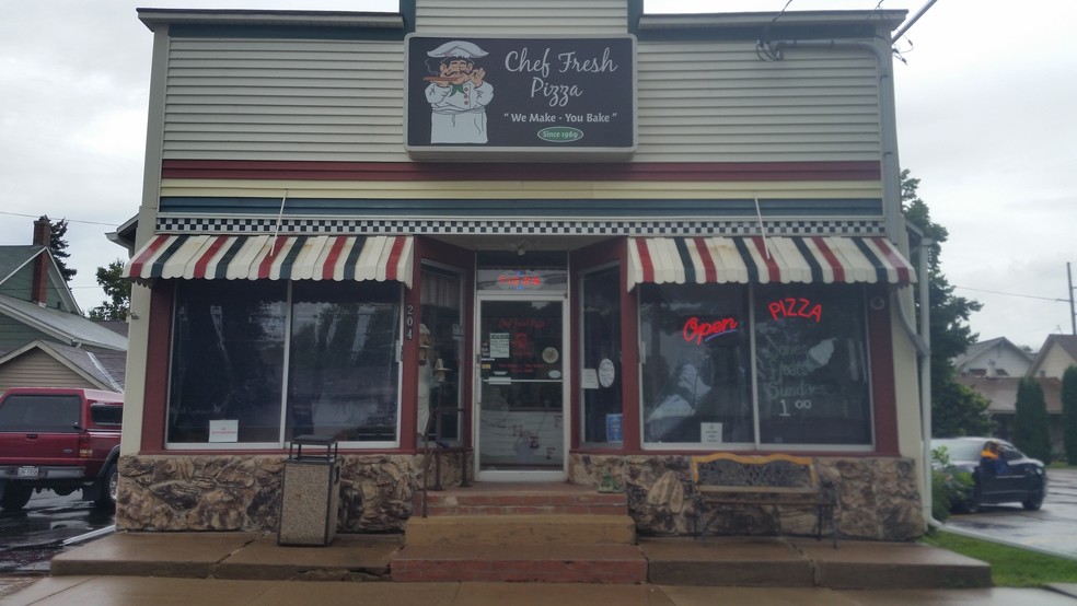 Primary Photo Of 204 Manitowoc St, Menasha Restaurant For Sale