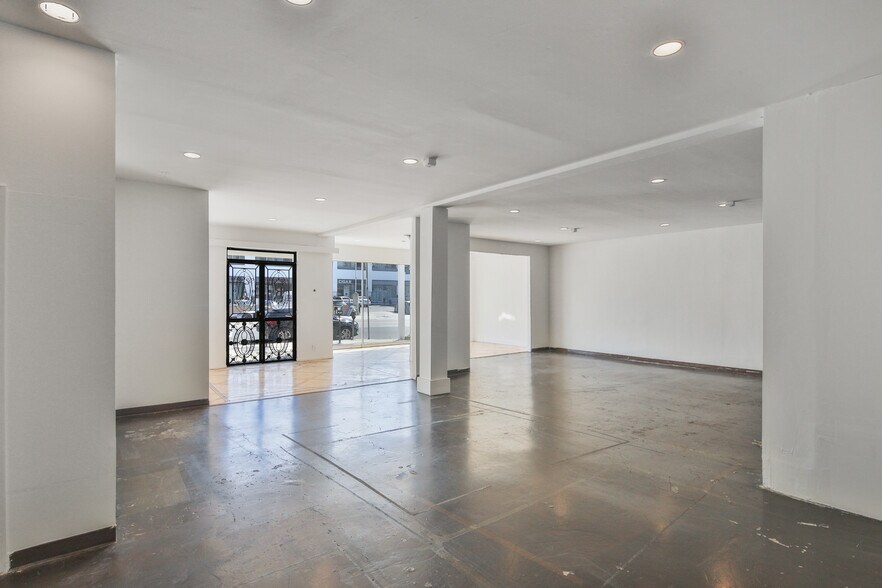 More Photos Of 853-857 N La Cienega Blvd, West Hollywood Restaurant For Lease