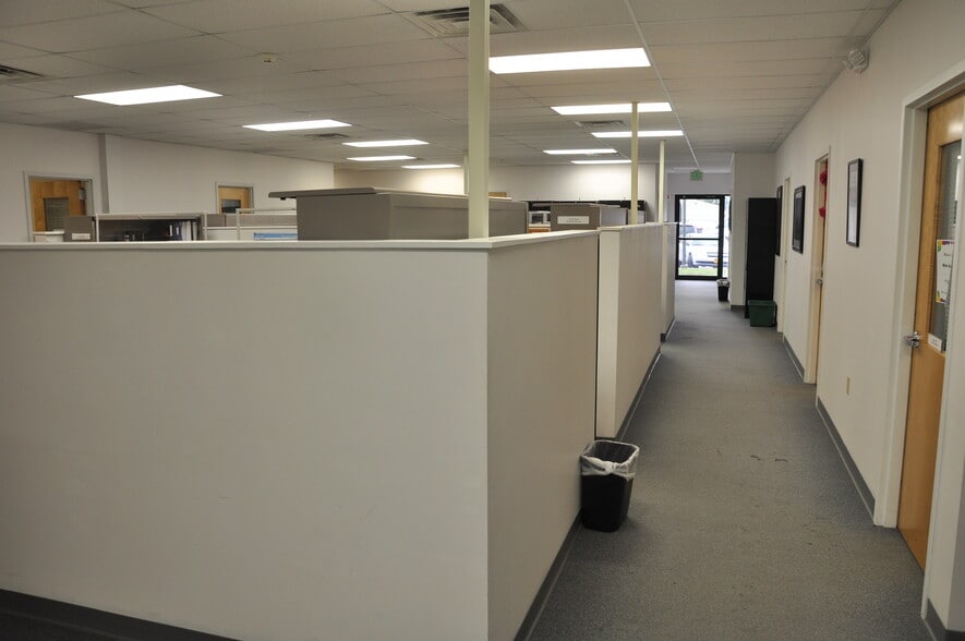 More Photos Of 2 Townline Cir, Rochester Showroom For Lease