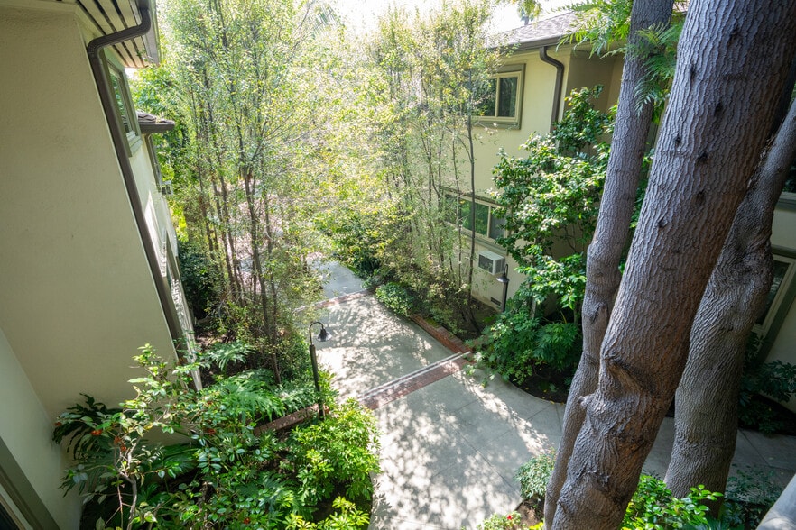 More Photos Of 1633 N Laurel Ave, Los Angeles Apartments For Sale