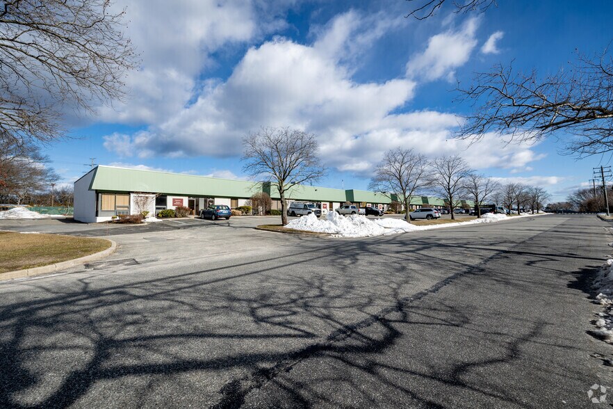 More Photos Of 60-90 Bridge Rd, Islandia Warehouse For Lease