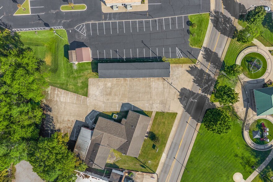 More Photos Of 124 10th St, Clarksville Flex For Sale