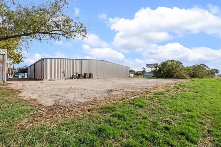 More Photos Of 8621 Hwy 6, Hitchcock Manufacturing For Sale