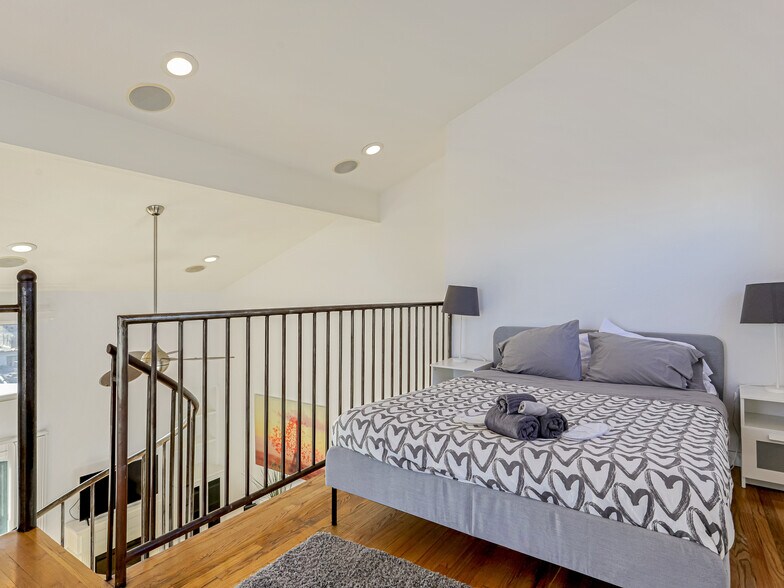 More Photos Of 14 Ozone Ave, Venice Apartments For Sale