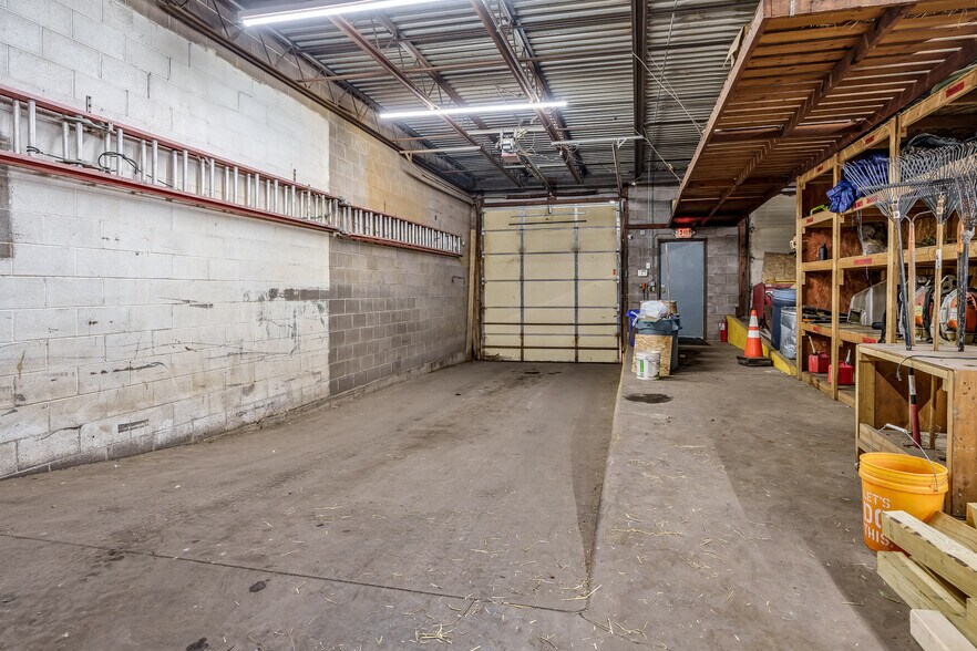 More Photos Of 415 N 3rd St, Rockford Light Distribution For Lease