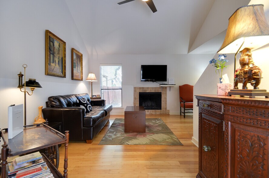 More Photos Of 708-800 S 1st St, Austin Multifamily For Sale