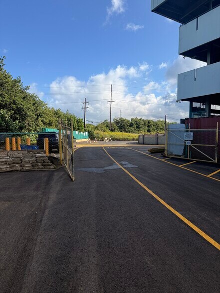 More Photos Of 98-021 Kamehameha Hwy, Aiea Warehouse For Lease