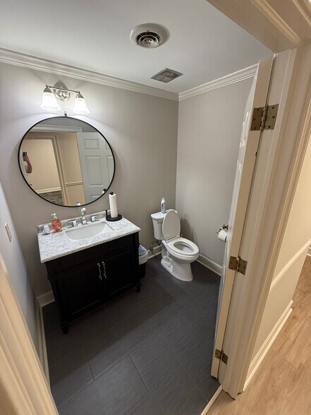 More Photos Of 6111 Peachtree Dunwoody Rd NE, Atlanta Office Residential For Lease