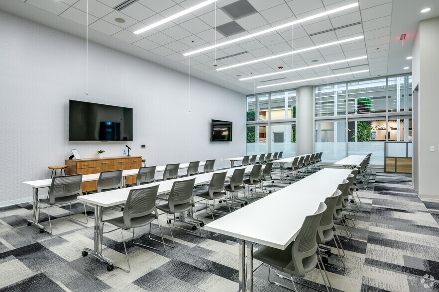 More Photos Of 330 E Kilbourn Ave, Milwaukee Office For Lease