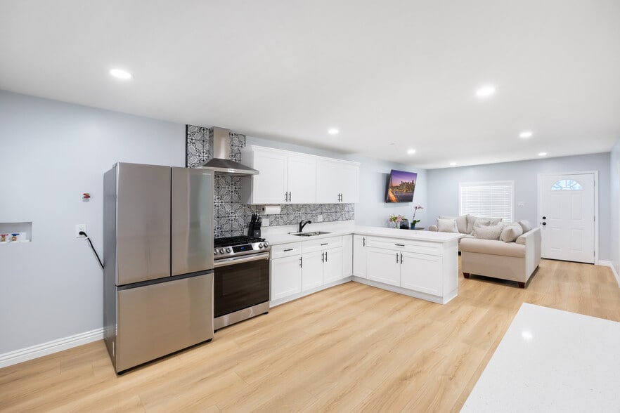 More Photos Of 14128 Paramount Blvd, Paramount Warehouse For Sale