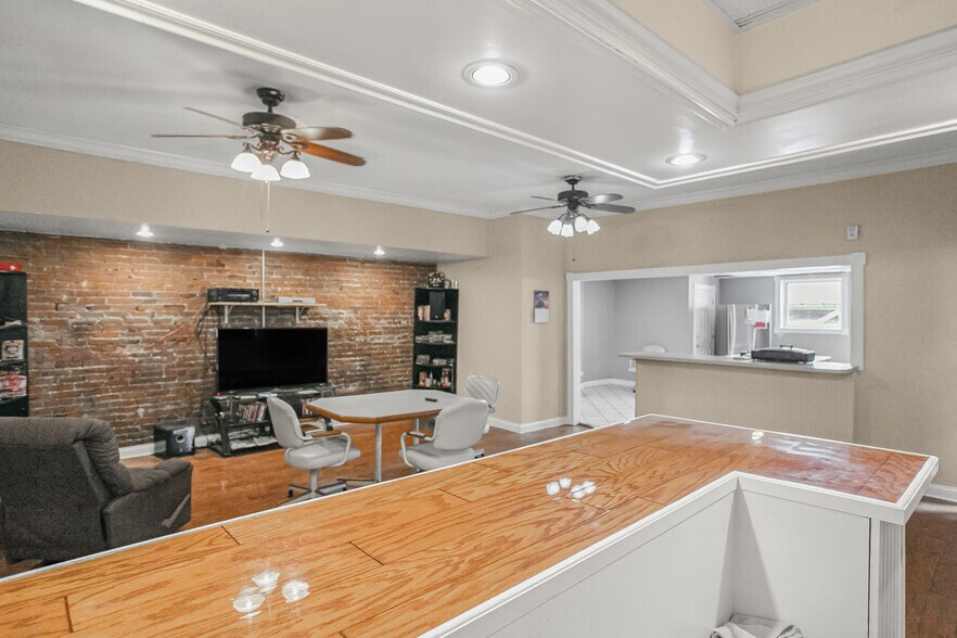 More Photos Of 314 State St, Alton Restaurant For Sale