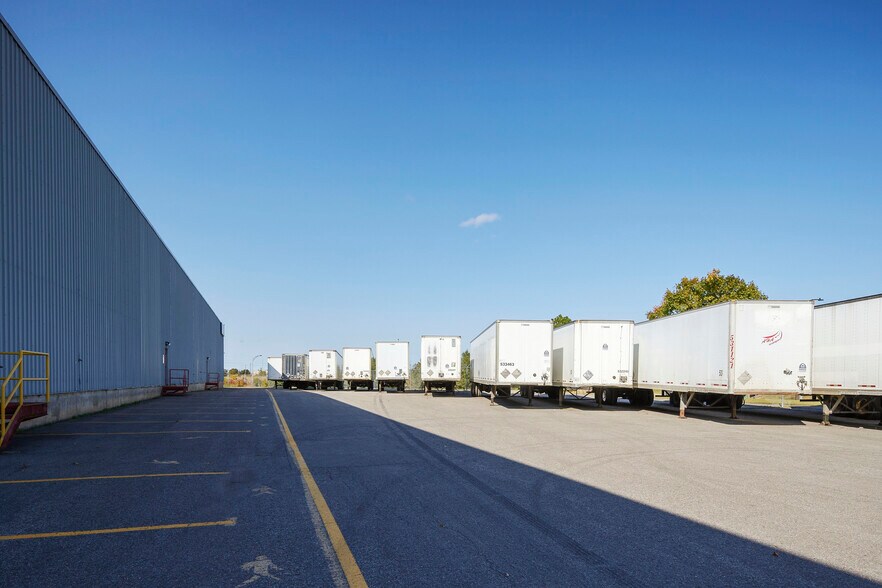 More Photos Of 2177 Av 23e, Lachine Distribution For Lease