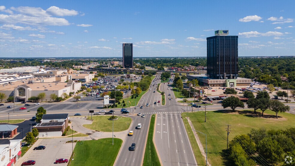 More Photos Of 1900 NW Expressway, Oklahoma City Office For Lease