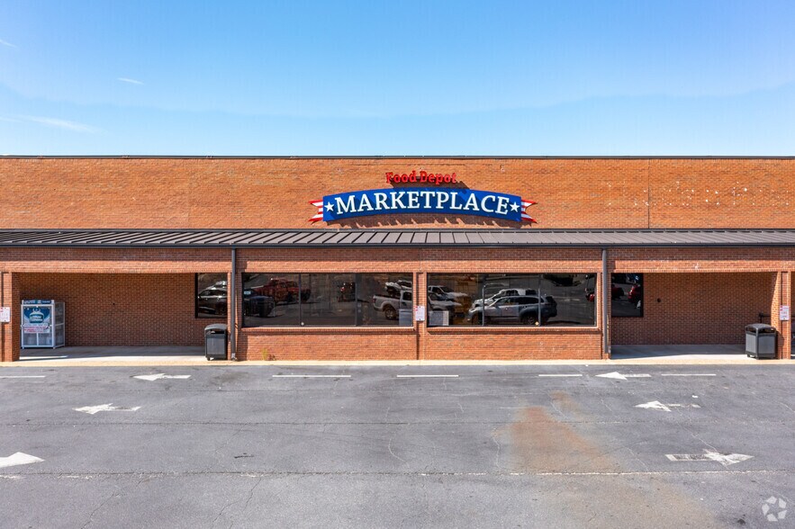 More Photos Of 140 W Dykes St, Cochran Supermarket For Lease