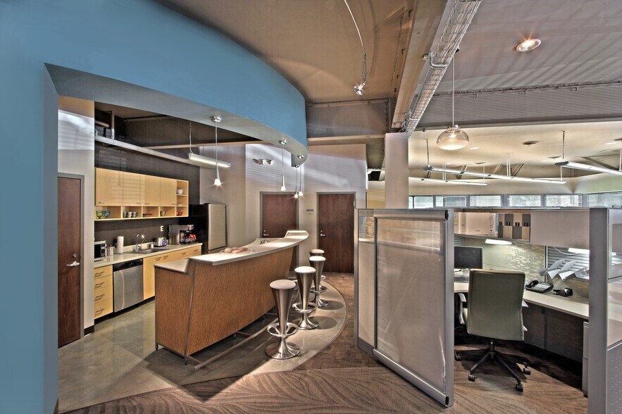 More Photos Of 2402 N Parham Rd, Richmond Office For Sale