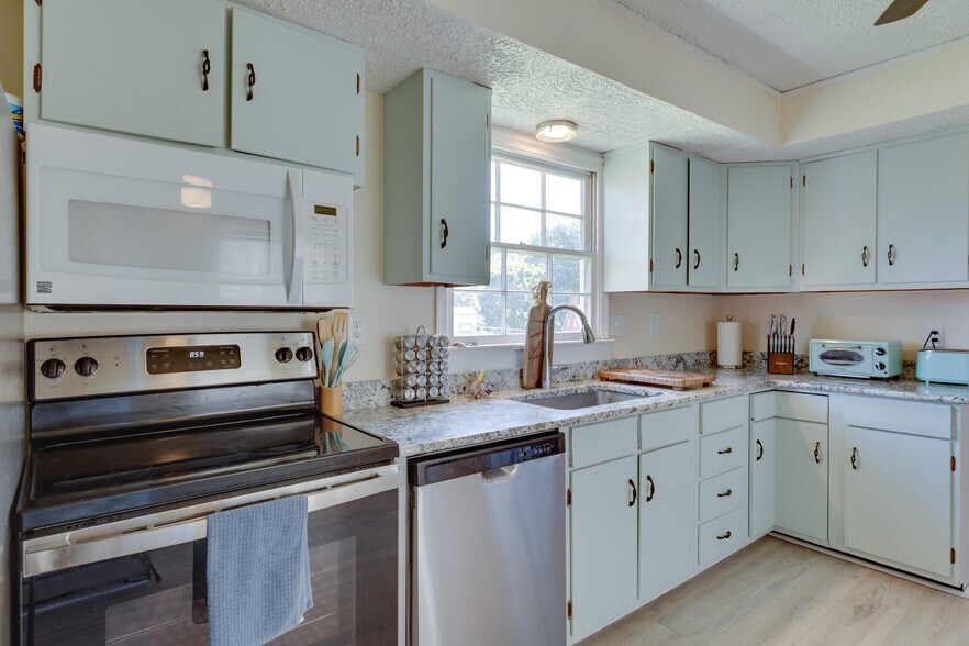 More Photos Of 1053 Washington St, Harpers Ferry Hospitality For Sale