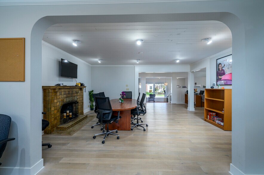 More Photos Of 636 NE Baker St, Mcminnville Freestanding For Sale