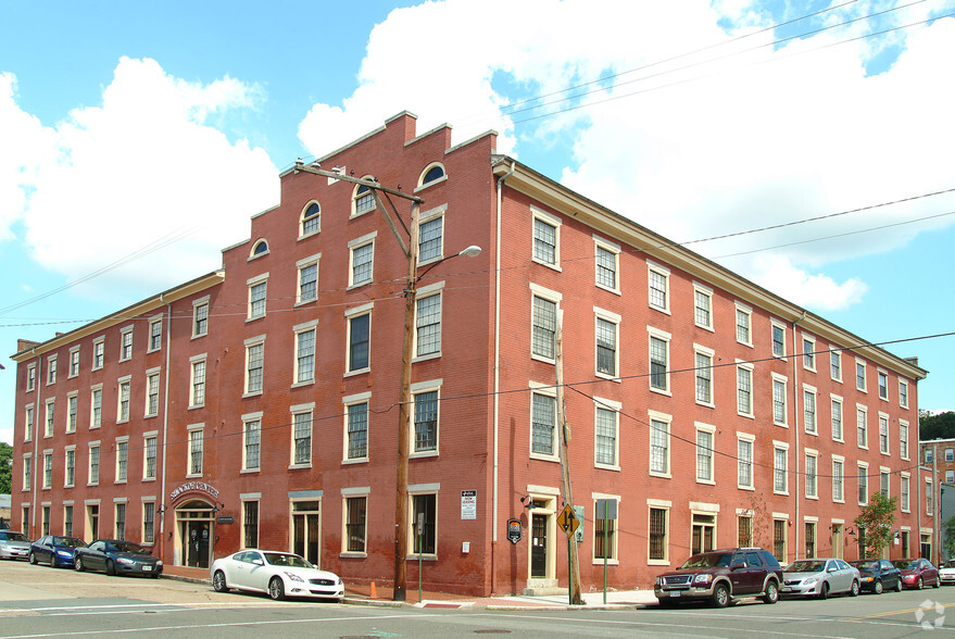 Primary Photo Of 1900 E Franklin St, Richmond Apartments For Lease