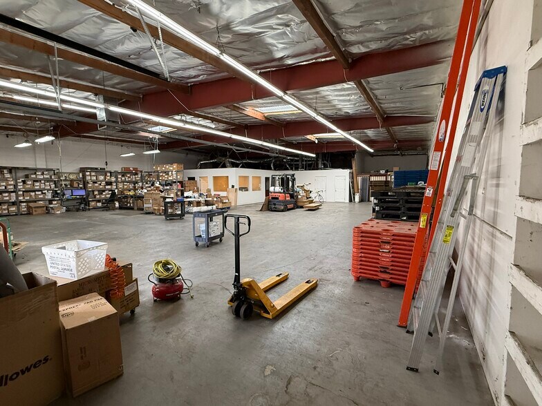 More Photos Of 13227 San Fernando Rd, Rancho Cascades Warehouse For Lease