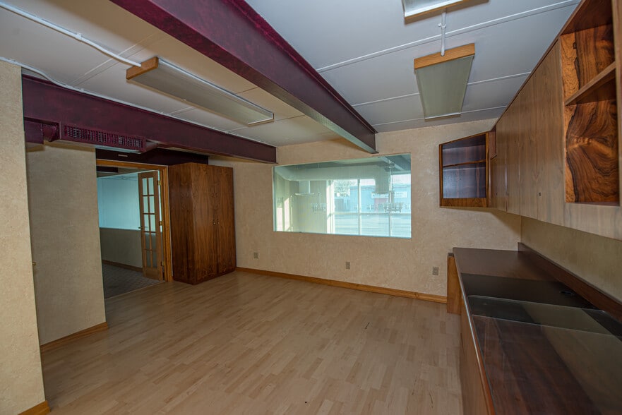 More Photos Of 77 Gazza Blvd, Farmingdale Showroom For Sale