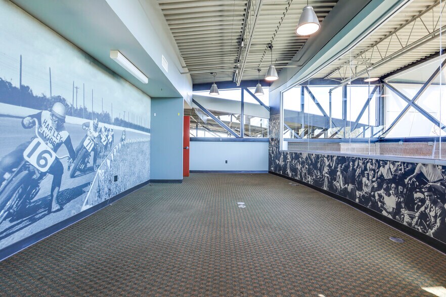 More Photos Of 2885 W County Line Rd, Littleton Auto Dealership For Sale