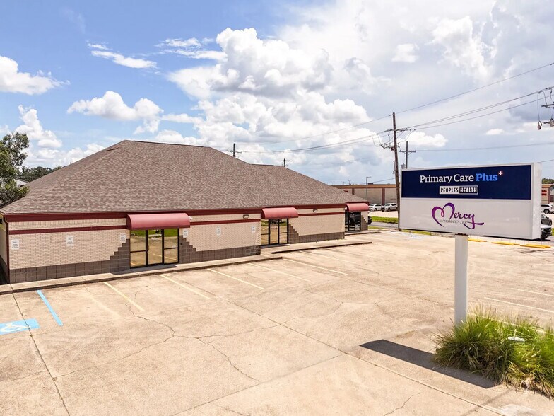 Primary Photo Of 1702 N Burnside Ave, Gonzales Medical For Lease