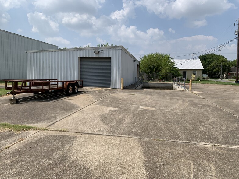 More Photos Of 107 E Austin St, Port Lavaca Distribution For Sale