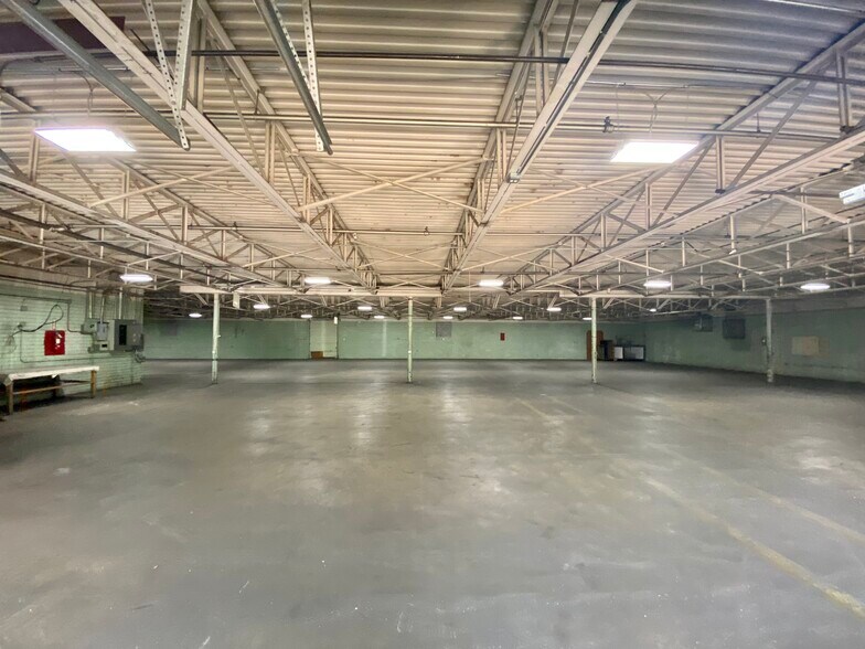 More Photos Of 318 Gidney St, Shelby Warehouse For Lease