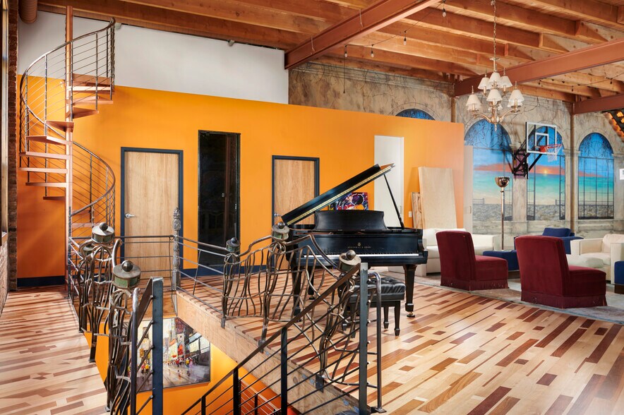 More Photos Of 128 N Campbell Ave, Chicago Showroom For Lease